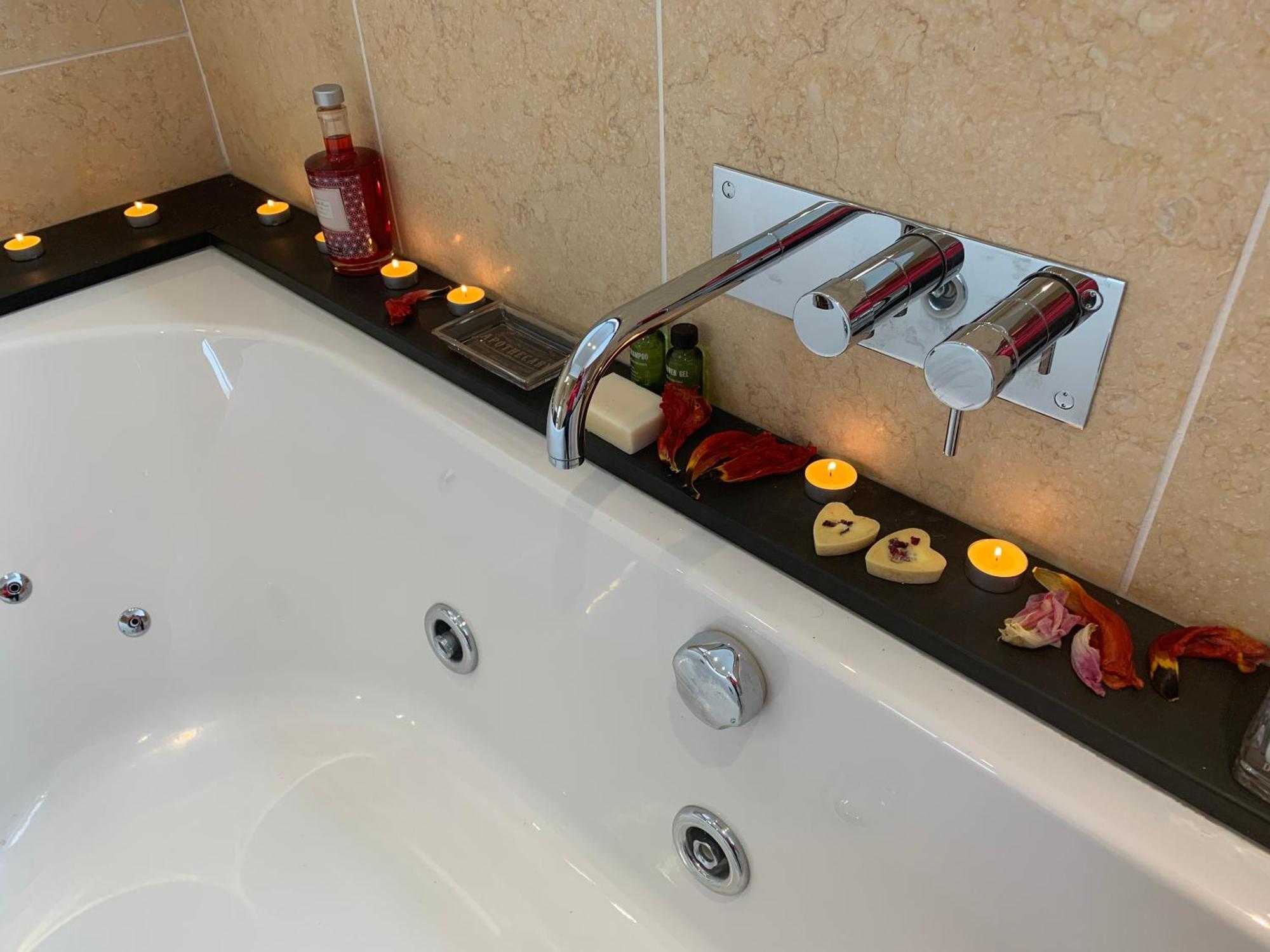 The Penthouse Bowness Luxury Loft Jacuzzi Bath & Complimentary Lakeview Spa Membership Dış mekan fotoğraf